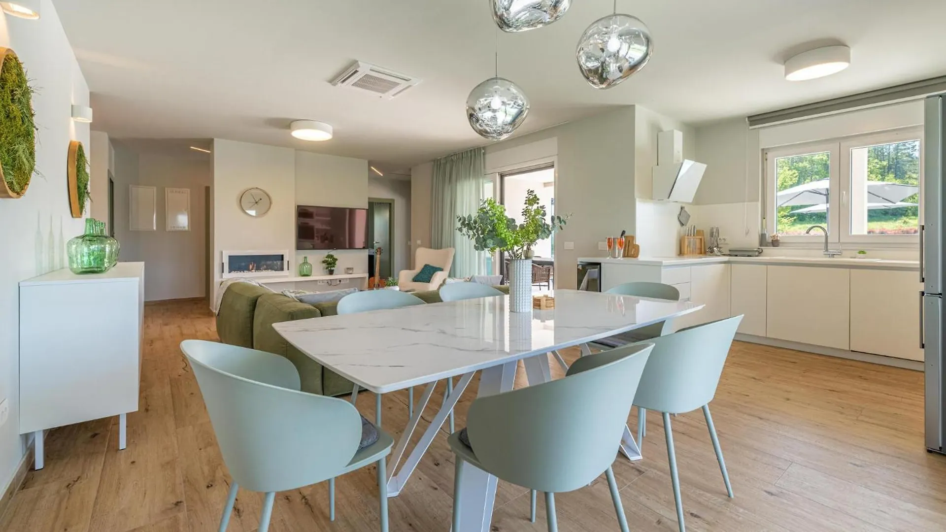 3 Bedroom Lovely Home In Hum Feriehus