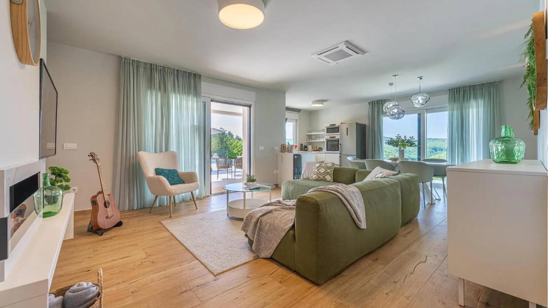 3 Bedroom Lovely Home In Hum 0*,