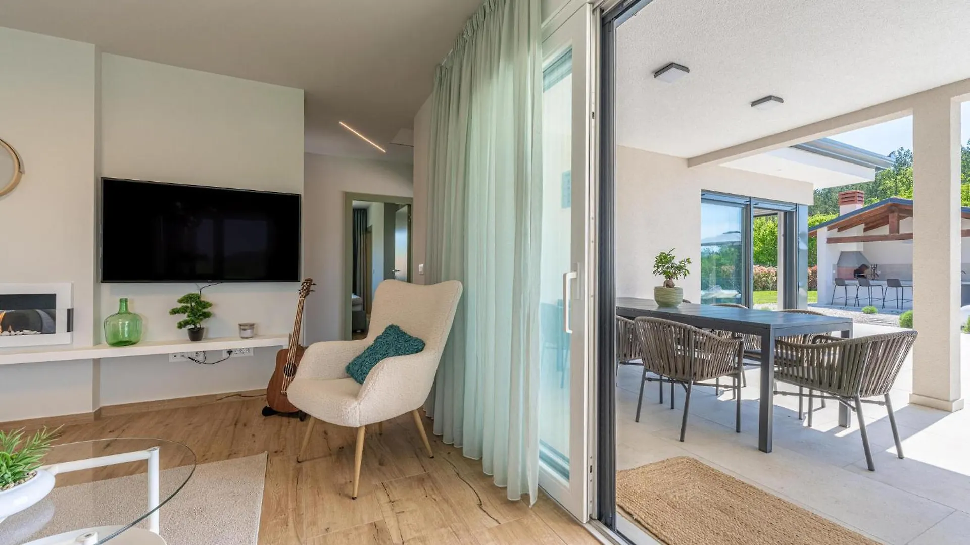 3 Bedroom Lovely Home In Hum